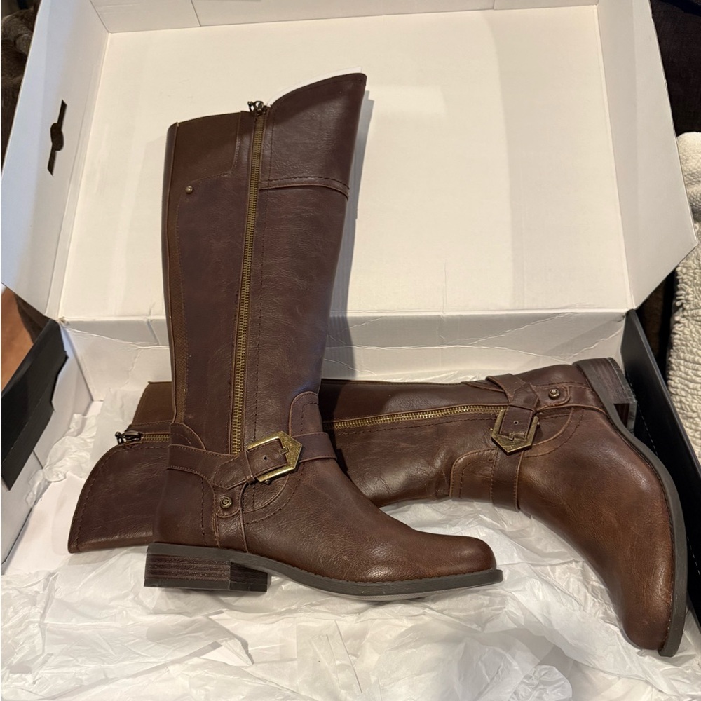 GUESS Knee High Brown Leather Boots with a Small Heel and Gold Detailing